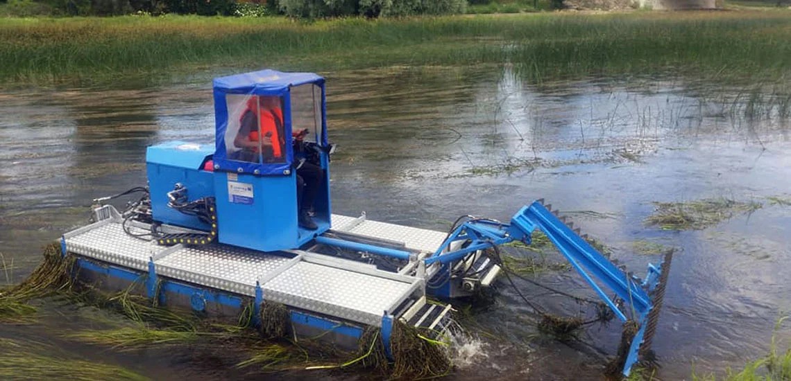 Amphibious aquatic weed harvester 02