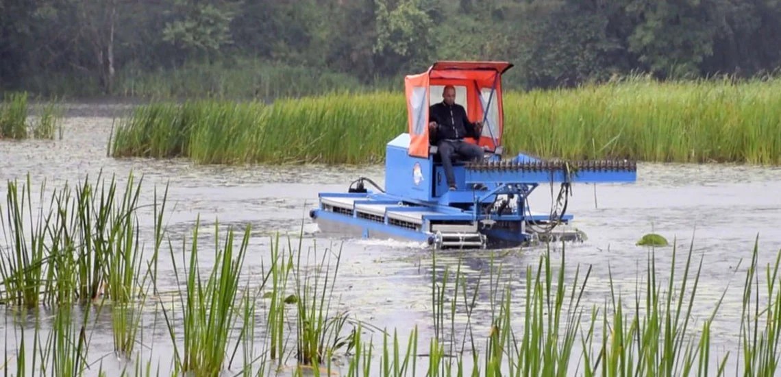 Amphibious aquatic weed harvester 03